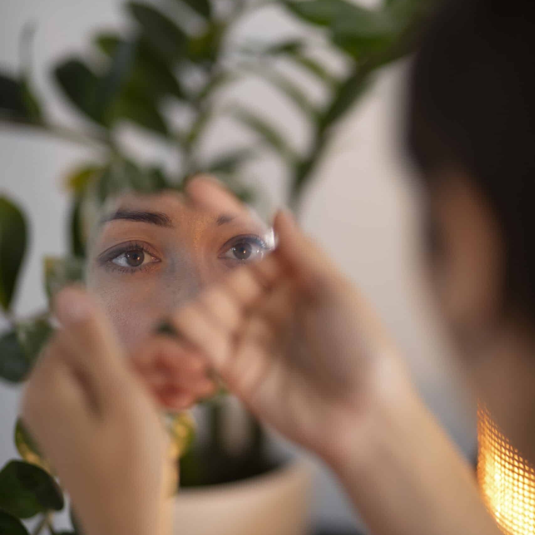 Femme qui prend soin de son contour des yeux