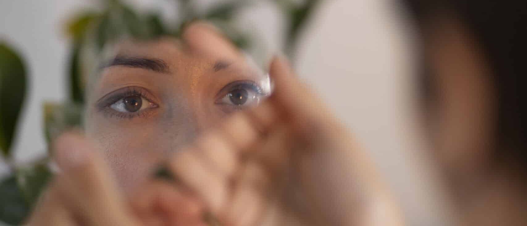 Femme qui prend soin de son contour des yeux